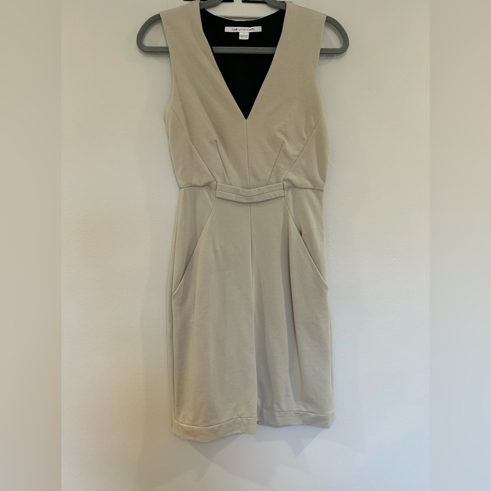 GARAGE SALE - DVF Diane Von Furstenberg V-Neck Knee Length Dress